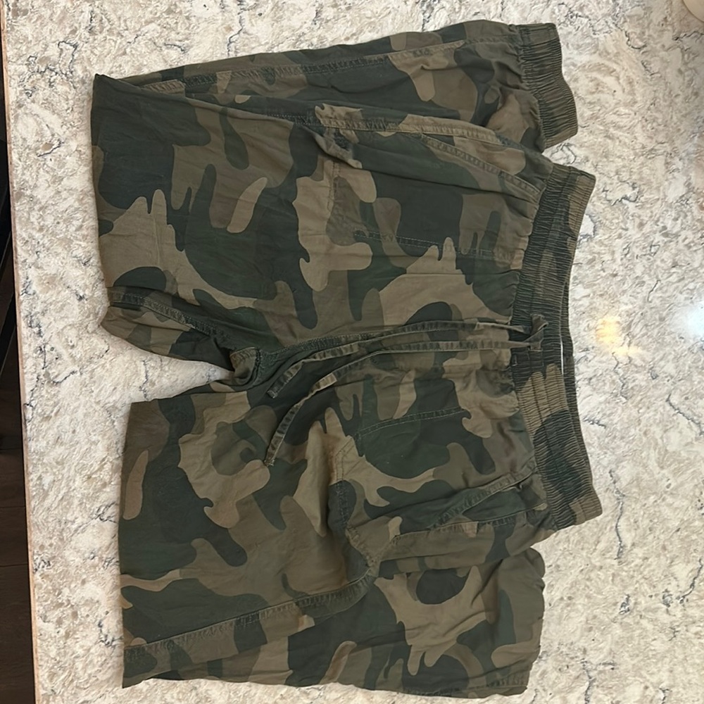 Hollister Camo Ultra High Rise Joggers with tie. Size medium